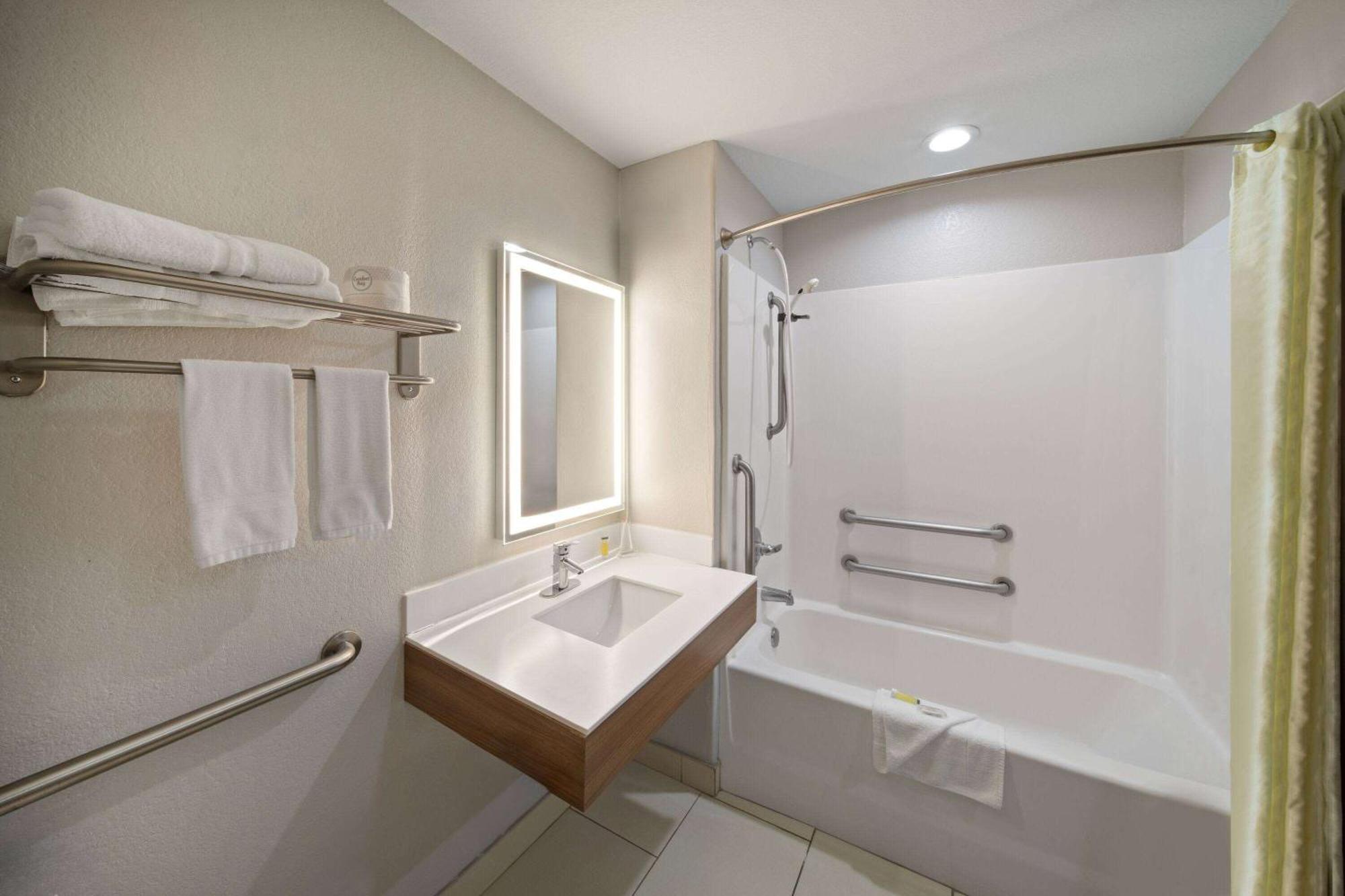 Microtel Inn & Suites By Wyndham Buda Austin South Exteriör bild