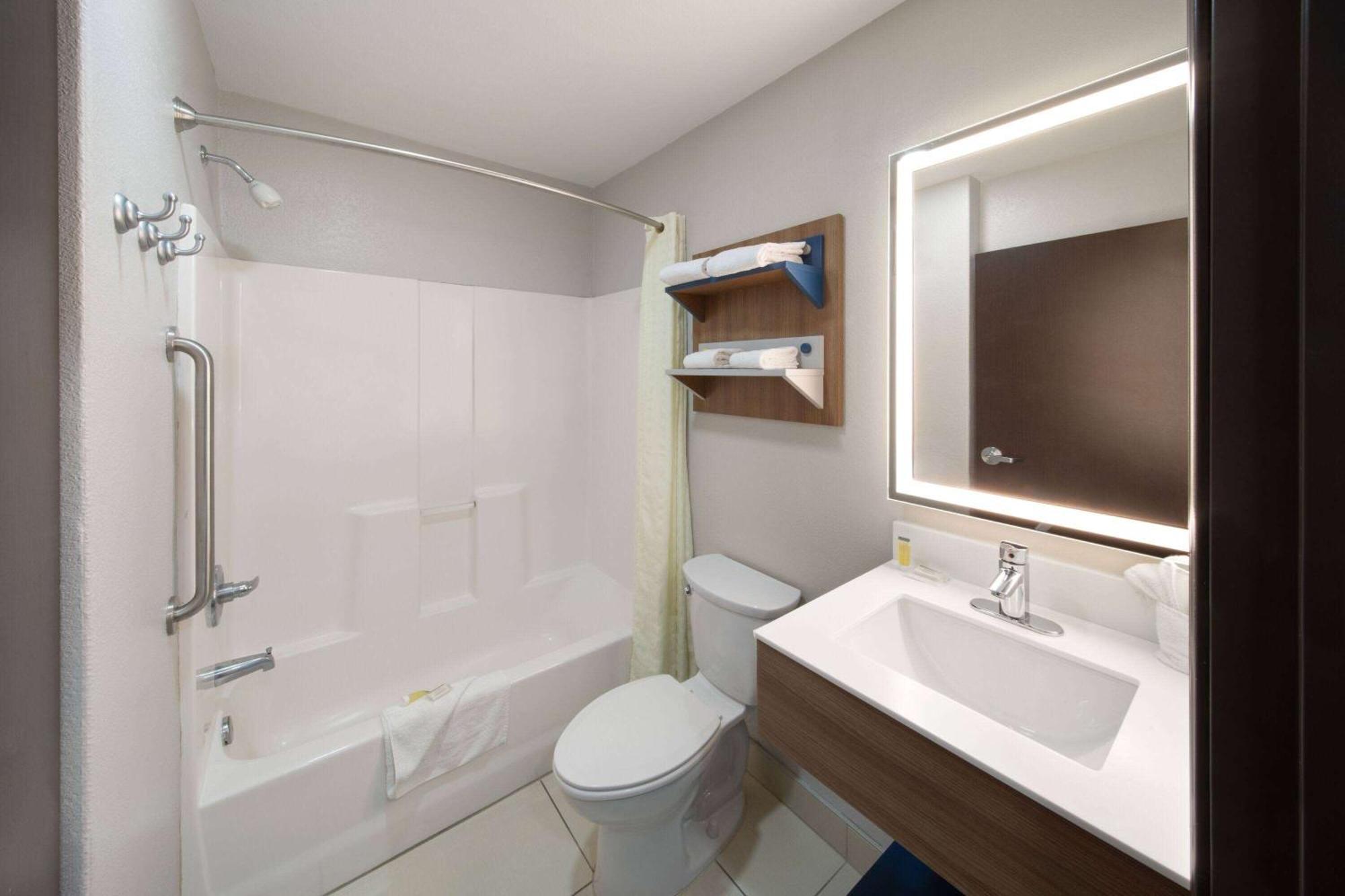 Microtel Inn & Suites By Wyndham Buda Austin South Exteriör bild