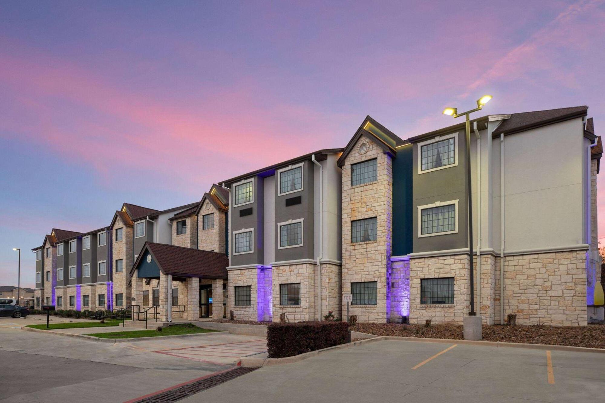 Microtel Inn & Suites By Wyndham Buda Austin South Exteriör bild